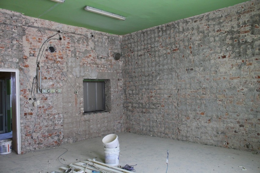 Remont parteru budynku Szpitala Powiatowego w Rawiczu (sierpień 2022)