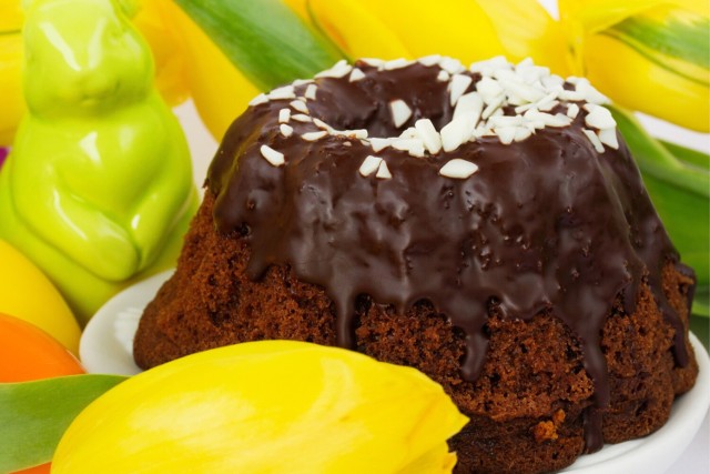 Wielkanocna babka czekoladowa może być ozdabiana polewą czekoladową i uprażonymi orzechami.