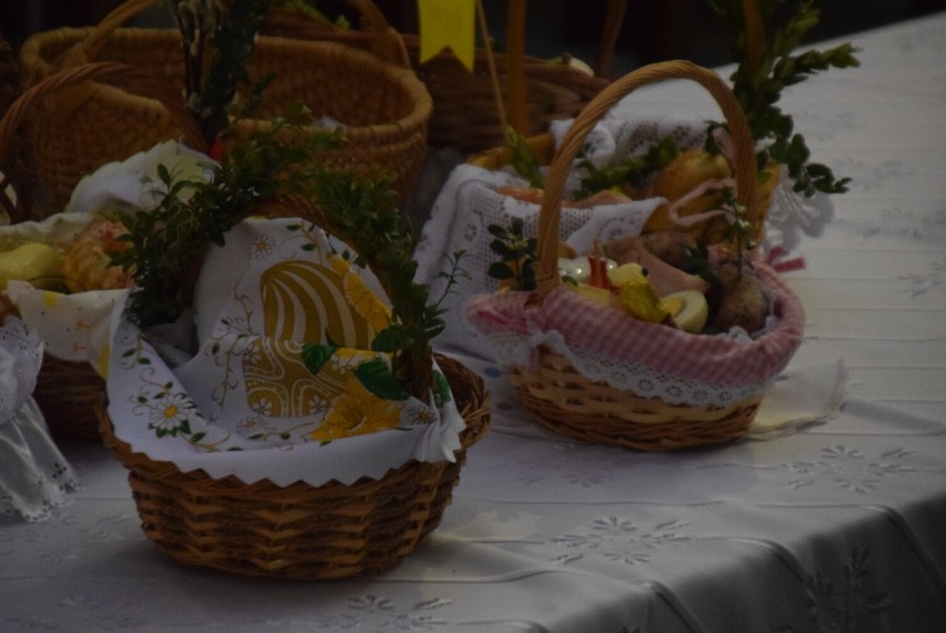 Święconka w Gnieźnie. Poświęcenie pokarmów w katedrze