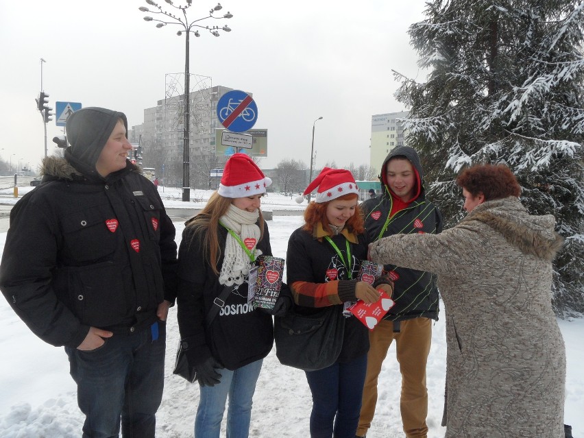 Sosnowiec: wolontariusze Wielkiej Orkiestry Świątecznej Pomocy zbierają pieniądze