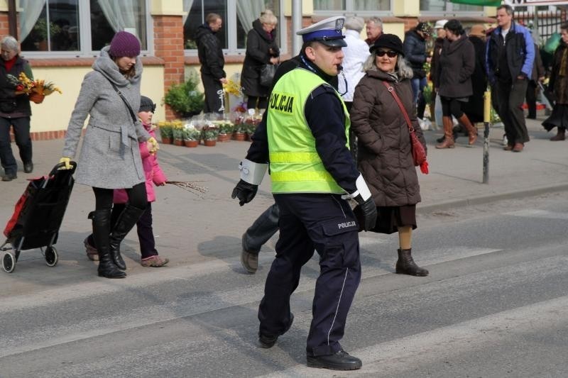 Wrocławianie tłumnie odwiedzają cmentarze, policja kieruje ruchem (ZDJĘCIA)
