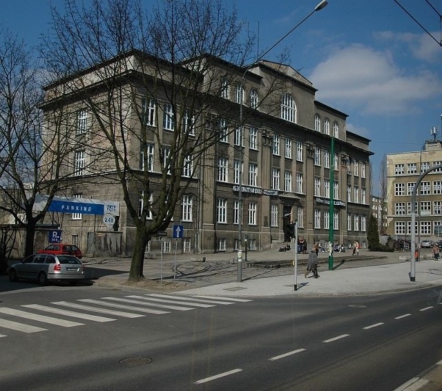 Placówka nadal mieści się przy ulicy Głogowskiej, na działce należącej do archidiecezji poznańskiej