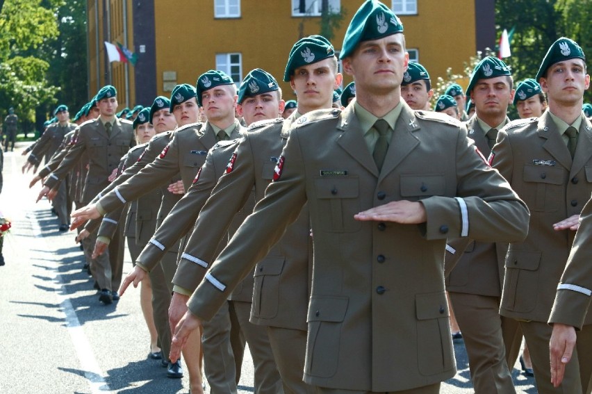 Wrocław. Żołnierze, jak rycerze. Zobacz zdjęcia z promocji na pierwszy stopień oficerski (DUŻO ZDJĘĆ)