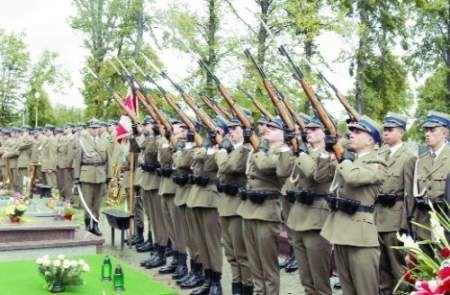 Generała pożegnała salwa honorowa z karabinów.  Fot. Janusz Wójtowicz