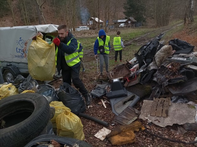 Ogromne ilości śmieci zebrano w Wałbrzychu w miniony weekend, podczas akcji „SprzątaMy pod Barbarką – Kręci Nas Recykling”