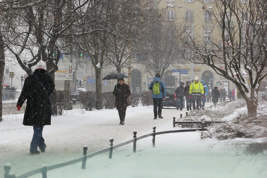 Zima sparaliżowała Wrocław. Pługi usuwały błoto pośniegowe, były kolizje