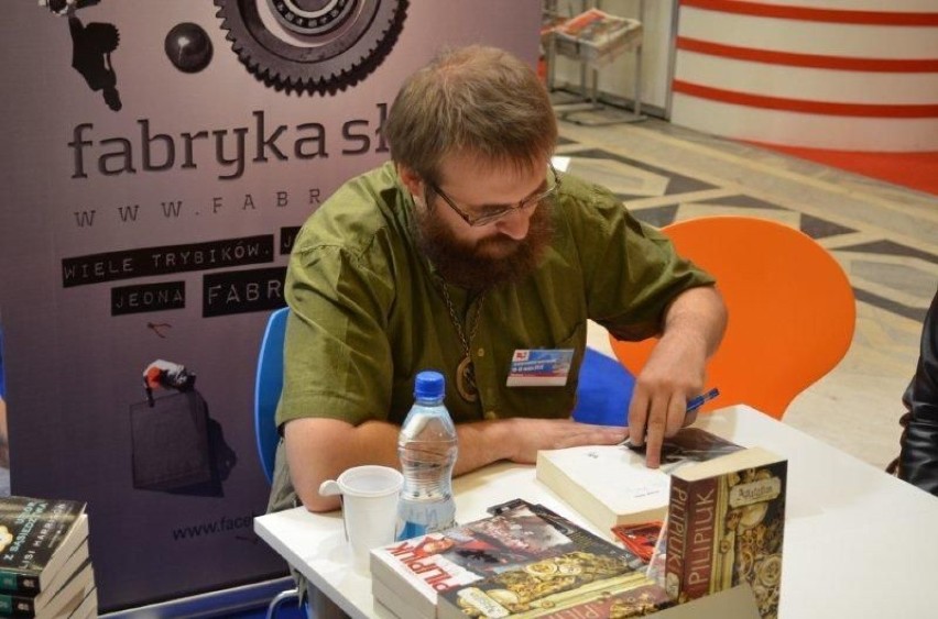Andrzej Pilipiuk podpisywał swoje książki z dziedziny...