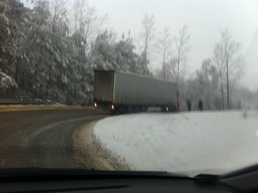 Ciężarówka blokuje przejazd drogą 790 w Niegowonicach