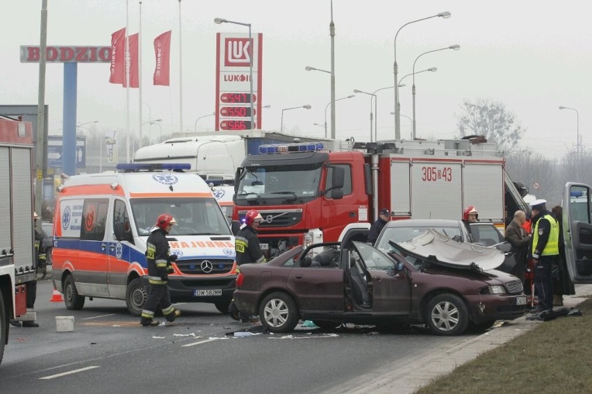 Wrocław: Tragiczny wypadek na al. Sobieskiego. Jedna osoba zginęła, 5 rannych (ZDJĘCIA)