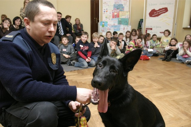 W ramach Szkoły bez przemocy dzieciom pokazywano psy, które potrafią wytropić narkotyki.