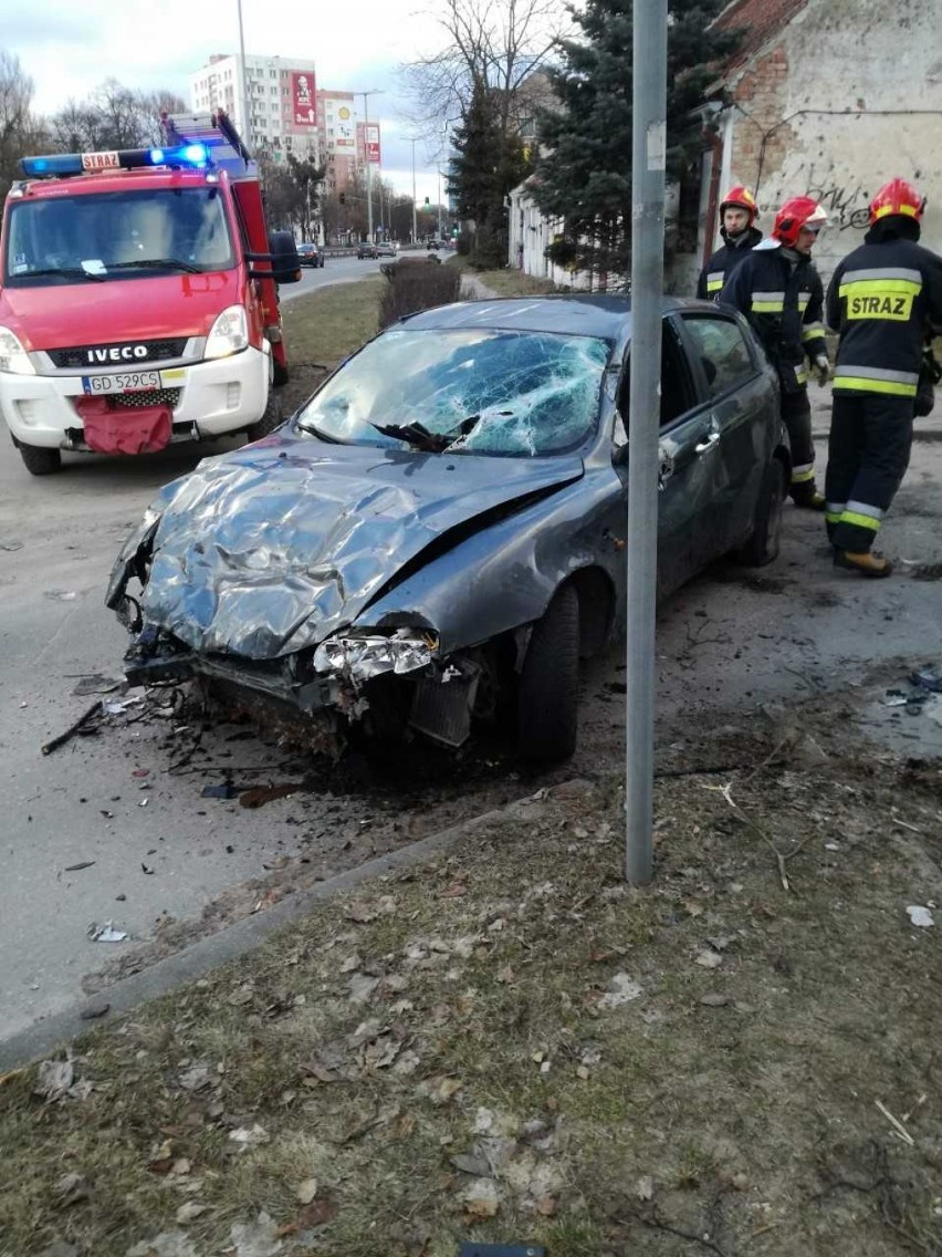 Wypadek na Grunwaldzkiej w Gdańsku. Pijany kierowca stracił panowanie nad samochodem [zdjęcia]