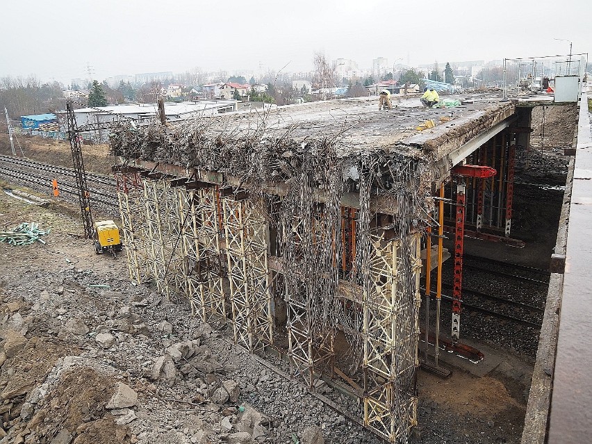 Nocne wyburzanie wiaduktu na ul. Przybyszewskiego. Rozbiorą część nad torami kolejowymi. NOWE ZDJĘCIA