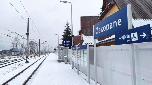 Kolejowy dworzec tymczasowy w Zakopanem od 1 marca 2023 roku znów będzie świecił pustkami. PKP zawiesza połączenia kolejowe z Zakopanem