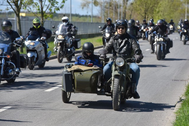 Mototurystyka.com już po raz dwunasty zorganizowała otwarcie nowego sezonu motocyklowego. Głównym punktem programu, jak co roku, była efektowna parada z Torunia do Łubianki. Także i tym razem miejscem startu była Motoarena. Przed rokiem frekwencja na stadionie żużlowym dopisała - we wspólnym przejeździe wzięły udział setki maszyn. Zobaczcie zdjęcia z imprezy