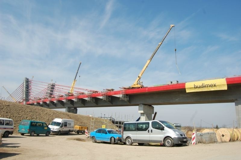 Most w Kwidzynie. Wysoki stan Wisły uniemożliwia wyburzenie podpór tymczasowych [ZDJĘCIA] 