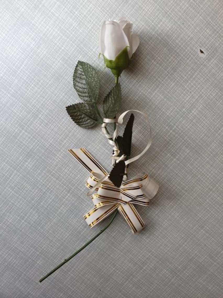 Sztuczny kwiat - biała róża z listkami i z wstążkami,...