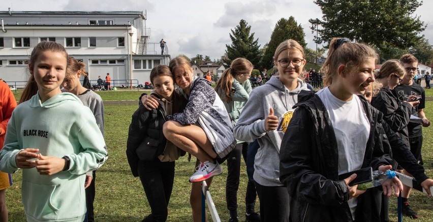 Sztafetowe biegi przełajowe szkół w Stargardzie. Wyniki i dużo zdjęć z trasy i podium