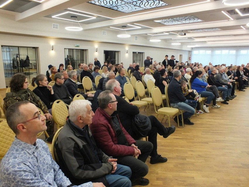 Tłum ludzi na spotkaniu autorskim z Wojciechem Sumlińskim, w Starachowicach. Padły radykalne tezy