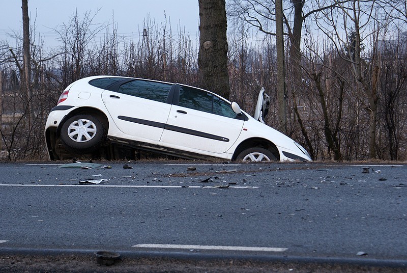 Groźny wypadek w Kokaninie pod Kaliszem. Dwie osoby zostały ranne. ZDJĘCIA i FILM