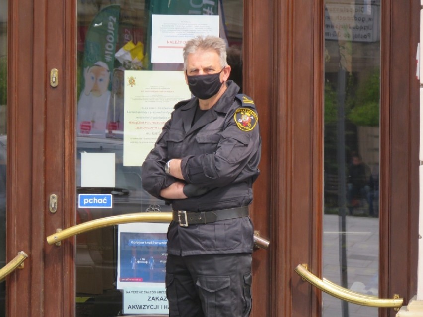 UM Wadowice: przed wejściem i w środku budynku magistratu...