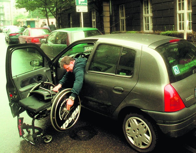 Osoba niepełnosprawna musi sama dojechać na egzamin z jazdy  własnym samochodem