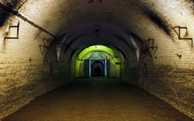 Ciemne korytarze poznańskich fortów przypominają lochy.