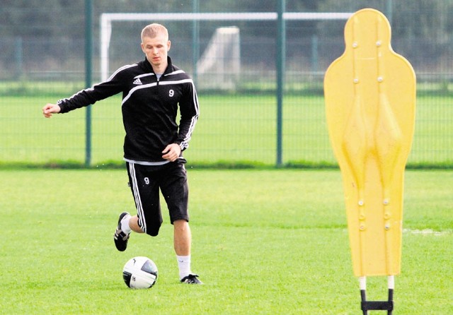 Dawid Nowak znów trenuje z piłkarzami PGE GKS Bełchatów. Napastnik bełchatowskiej drużyny zrezygnował z przejścia do Polonii Warszawa