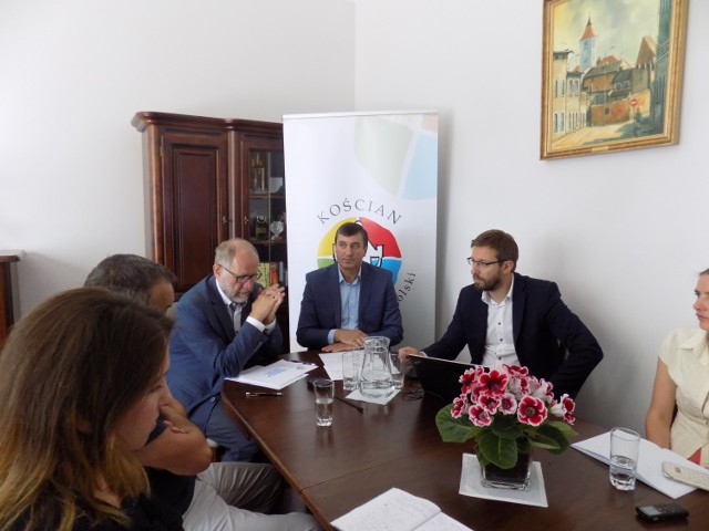 W środę w Urzędzie Miasta w Kościanie odbyła się konferencja z udziałem burmistrza, Michała Jurgi. Na spotkaniu poruszono wiele zagadnień dotyczących inwestycji planowanych w najbliższym czasie.