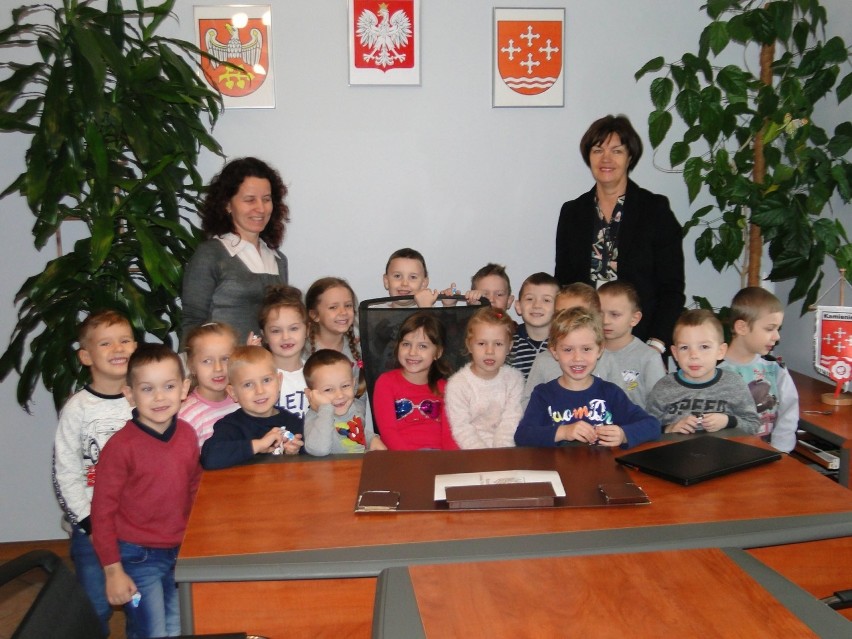 Dzieci przedszkolne z Parzęczewa odwiedziły Urząd Gminy Kamieniec [ZDJĘCIA]