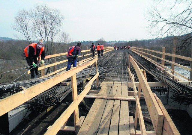 Pogoda sprzyja odbudowie mostu w Witowicach