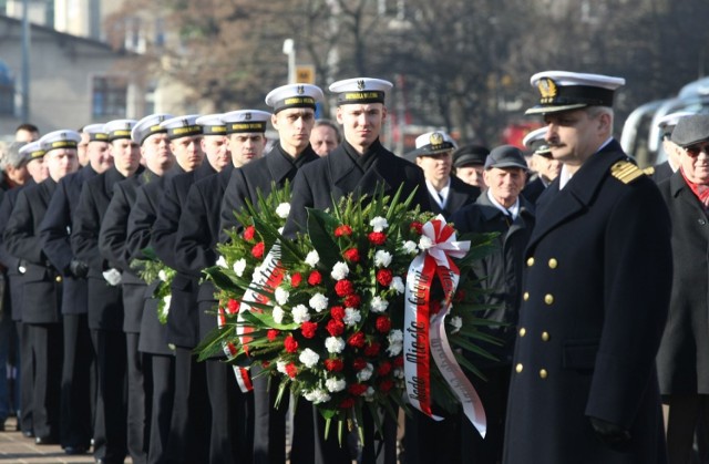 Urodziny Gdyni 2014. Złożenie kwiatów na Płycie Marynarza Polskiego na skwerze Kościuszki