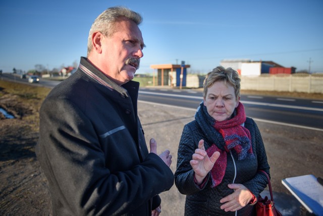 Bogdan Laskowski, sołtys Rogówka i Danuta Staniszewska, radna gminy Lubicz na tle przystanku autobusowego, skąd gwałciciel porwał kobietę. - wszyscy czekają, kiedy policja ujmie drania - nie kryją.