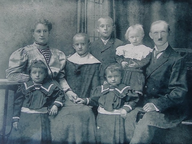Rodzina Rychlickich - chłopak w środku to L. Kazmierczak, dziadek A. Merkel