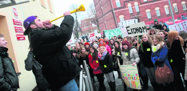 Młodzież po raz drugi manifestowała pod starostwem