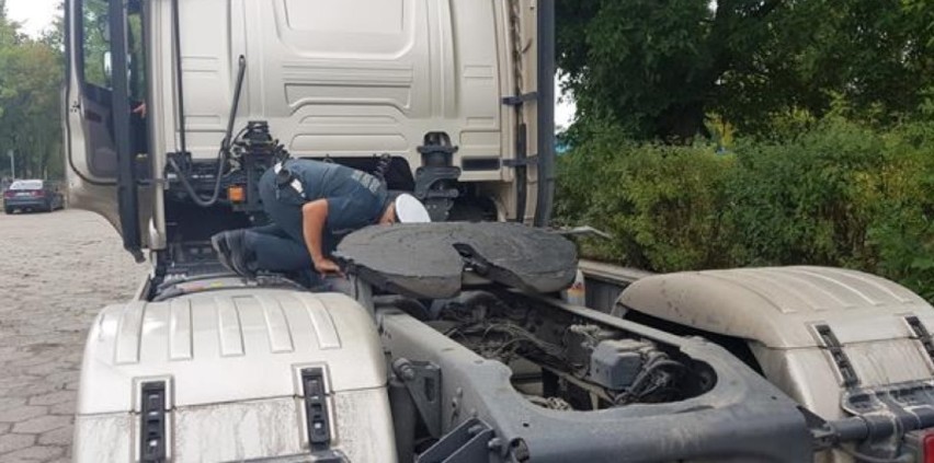 Funkcjonariusze Inspekcji Transportu Drogowego kontrolują samochody ciężarowe na terenie powiatu tomaszowskiego [zdjęcia]
