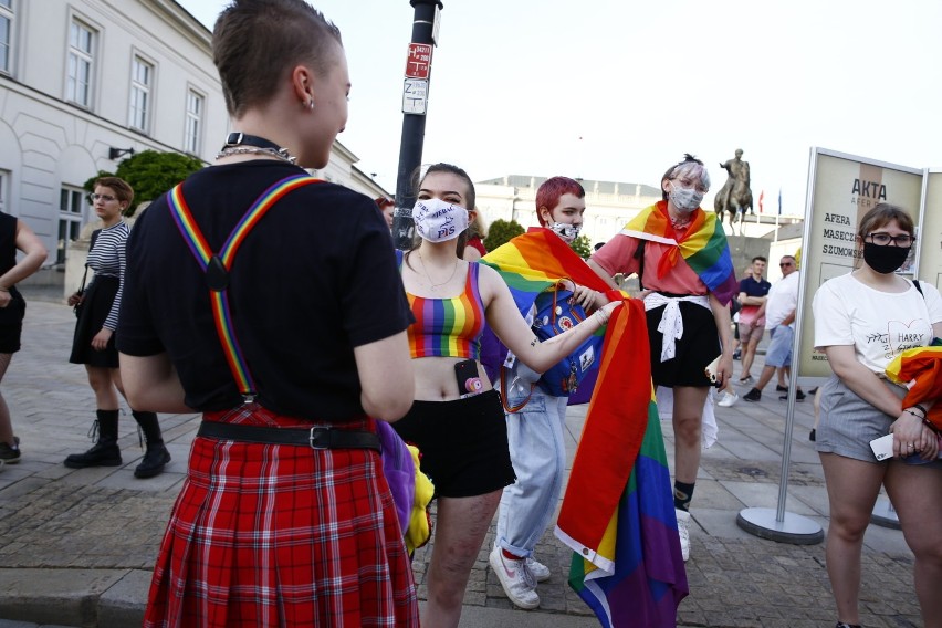 Tęczowe Disco pod Pałacem. W Warszawie odbył się protest przeciwko dyskryminacji osób LGBT w tzw. Karcie Rodziny