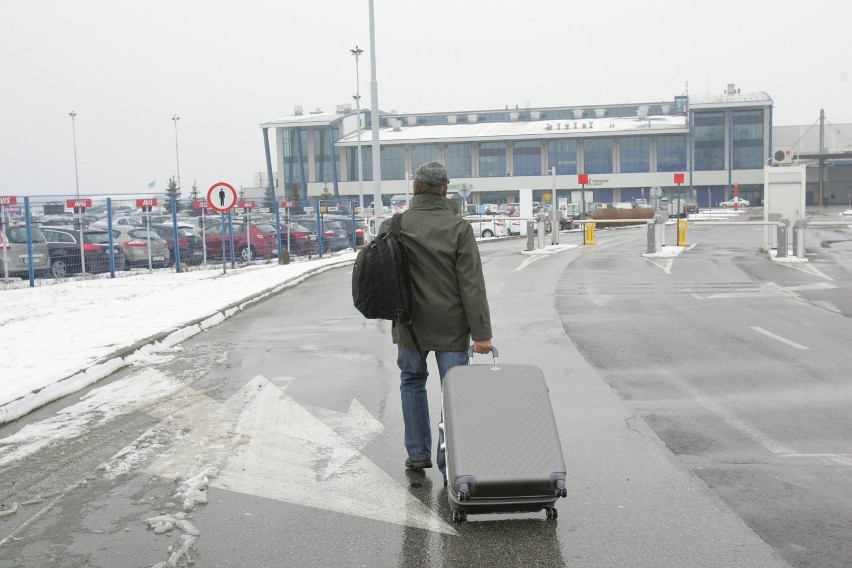 Lotnisko w Pyrzowicach pracuje mimo śnieżycy [ZDJĘCIA]