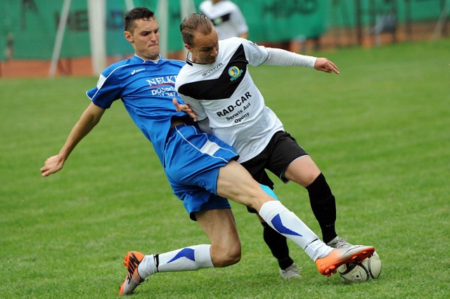 Gol Pawła Blocha (z lewej) dał Myśliwcowi niespodziewany remis wywalczony na boisku w Sępólnie.