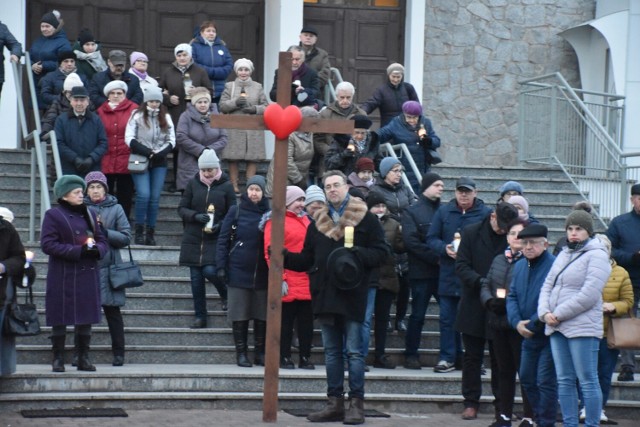 Droga Krzyżowa przeszła ulicami Pleszewa w parafii św. Floriana. Wierni modlili się o nawrócenie ludzkości i pokój na całym świecie