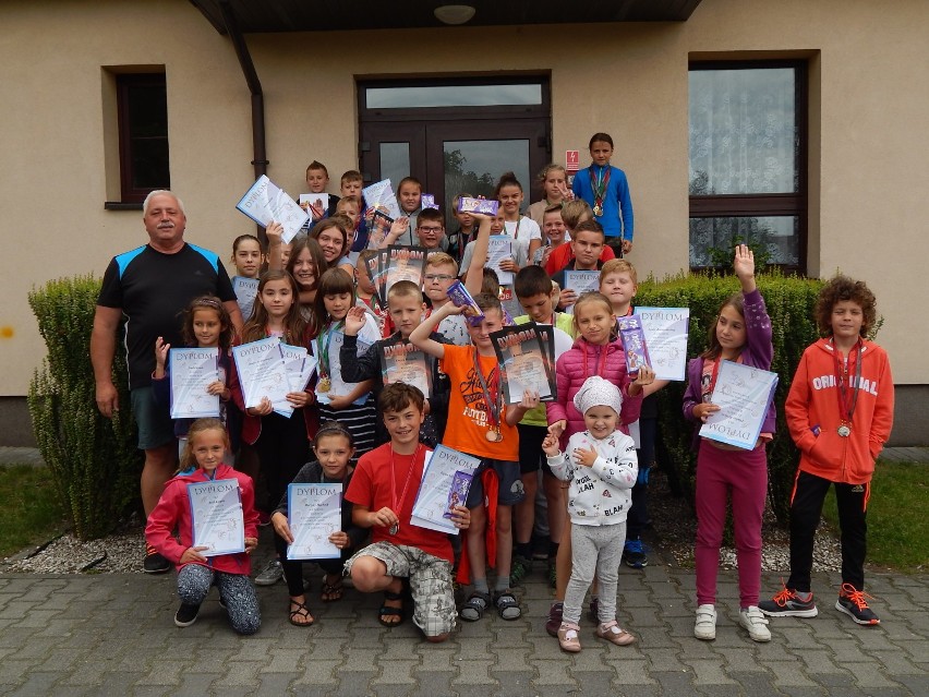 Uczniowie Zespołu Szkół w Kochanowicach na sportowo rozpoczęli wakacje. Pierwszy tydzień spędzili w Pawełkach [ZDJĘCIA]