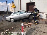 Tragiczny wypadek w Zbiersku-Cukrowni pod Kaliszem. Auto uderzyło w budynek. Nie żyje kierowca. ZDJĘCIA