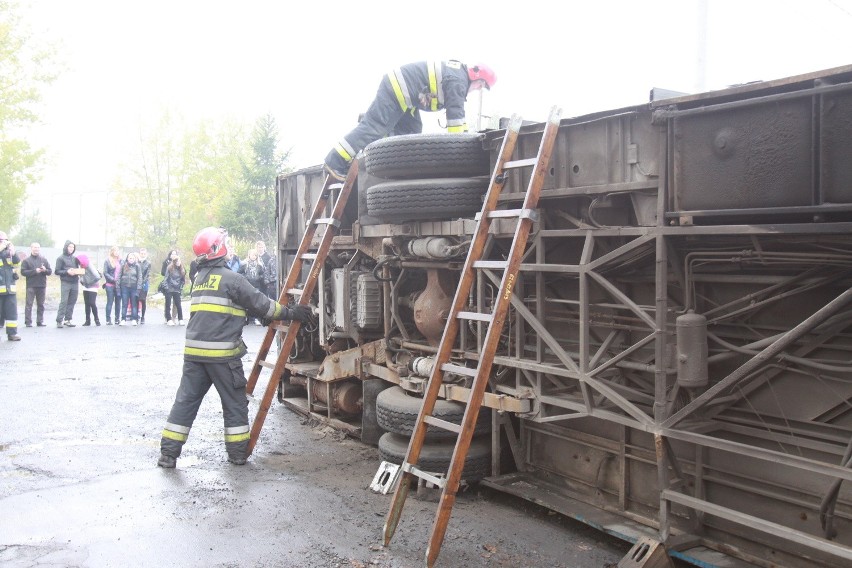 Wypadek autobusu w Lipinach [ZDJĘCIA Z ĆWICZEŃ STRAŻAKÓW]