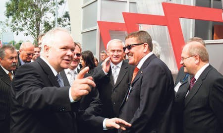 Najważniejszych gości, na czele z wiceministrem Krzysztofem Tchórzewskim (w środku) oprowadzał po targach Henryk Stabla, prezes PTG (z lewej). Fot. Władysław Morawski