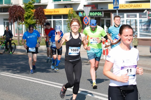 9. Maraton Opolski. Start i meta głównego biegu znajdują się przy centrum handlowym Karolinka, dokładnie koło ronda przy ul. Wrocławskiej. Maratończycy na trasę ruszyli w sobotę o godz. 9.10 i mają do przebiegnięcia cztery pętle, z których każda liczy nieco ponad 10 km. W ramach całej imprezy odbywa się też m.in. półmaraton oraz bieg na 10 km. W tym roku trasa zlokalizowana jest na Zaodrzu oraz Wyspach Pasieka i Bolko i prowadzi następującymi ulicami: Wrocławską, Czystą, Bończyka, Piastowską, Księcia Jana Dobrego, Powstańców Śląskich, Spacerową, Bolkowską, ścieżką wzdłuż Kanału Ulgi, Spychalskiego oraz Licealną.