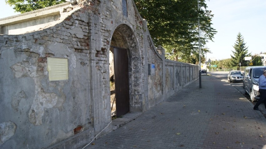 Zakończył się remont zabytkowego muru cmentarza żydowskiego w Lubaczowie [ZDJĘCIA]