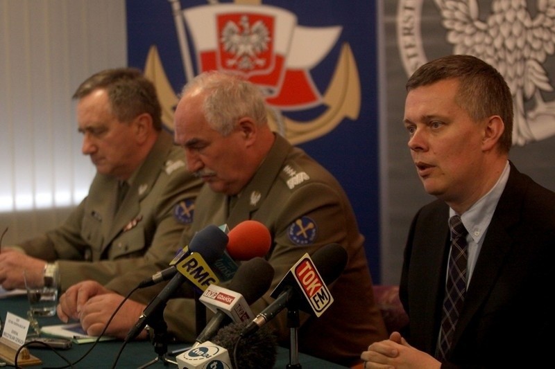 Szef MON Tomasz Siemoniak (z prawej) przedstawił w Gdyni...