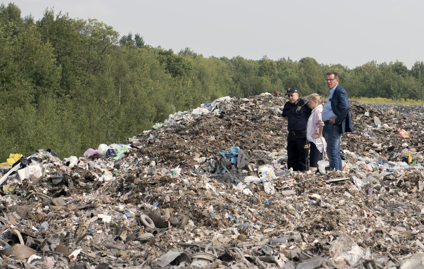Nielegalne wysypisko śmieci na terenie kopalni Miechowice w...