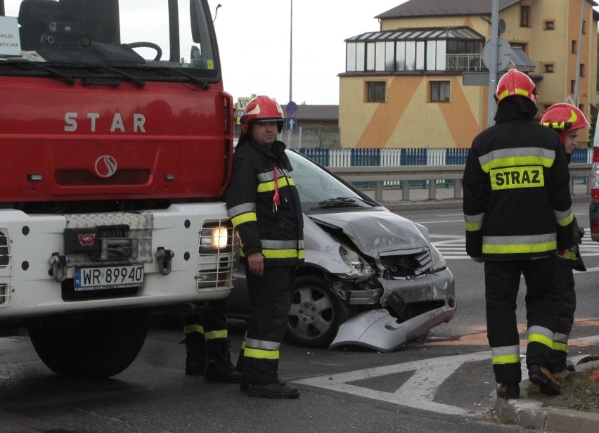 Groźny wypadek na skrzyżowaniu ulic Wojska Polskiego i Lubelskiej w Radomiu. Dwie osoby ranne