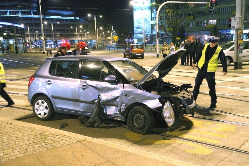 Wrocław: Zderzenie aut na Rondzie Reagana (ZDJĘCIA)