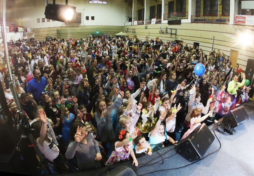Majka Jeżowska oblegana przez fanów po koncercie w swoim Nowym Sączu